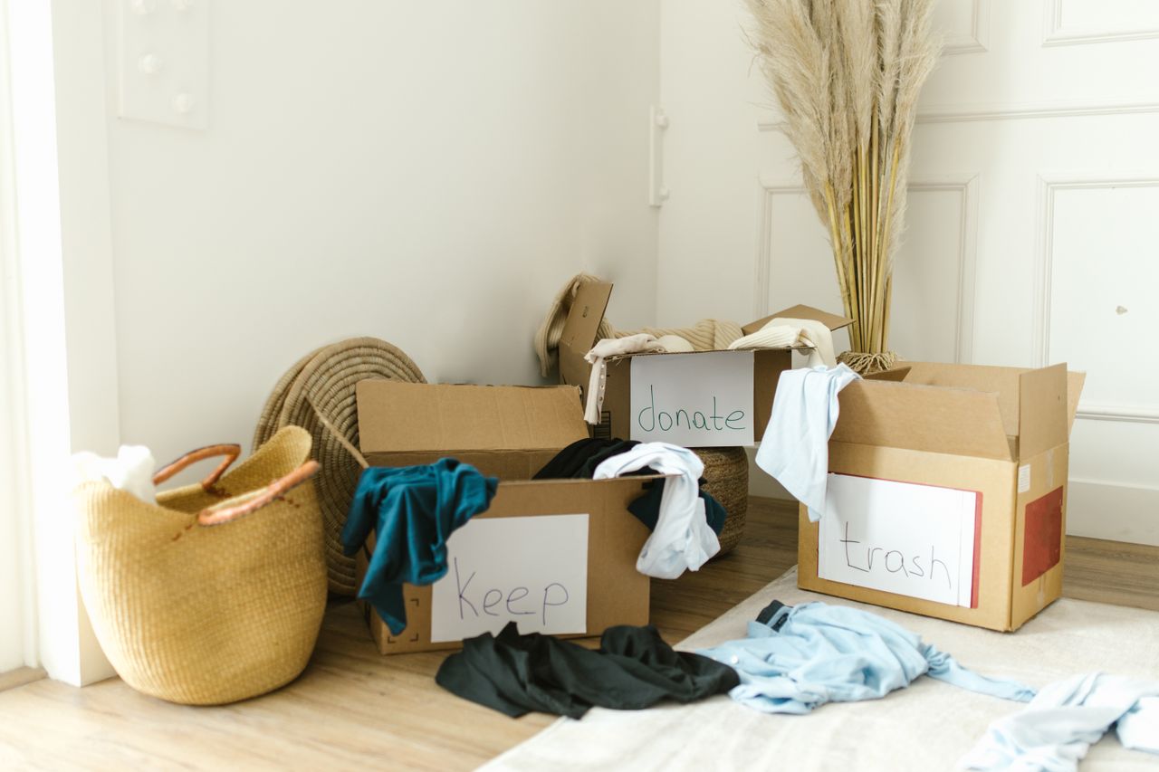 Des cartons marqués Garder, Donner et Jeter pour désencombrer la maison.